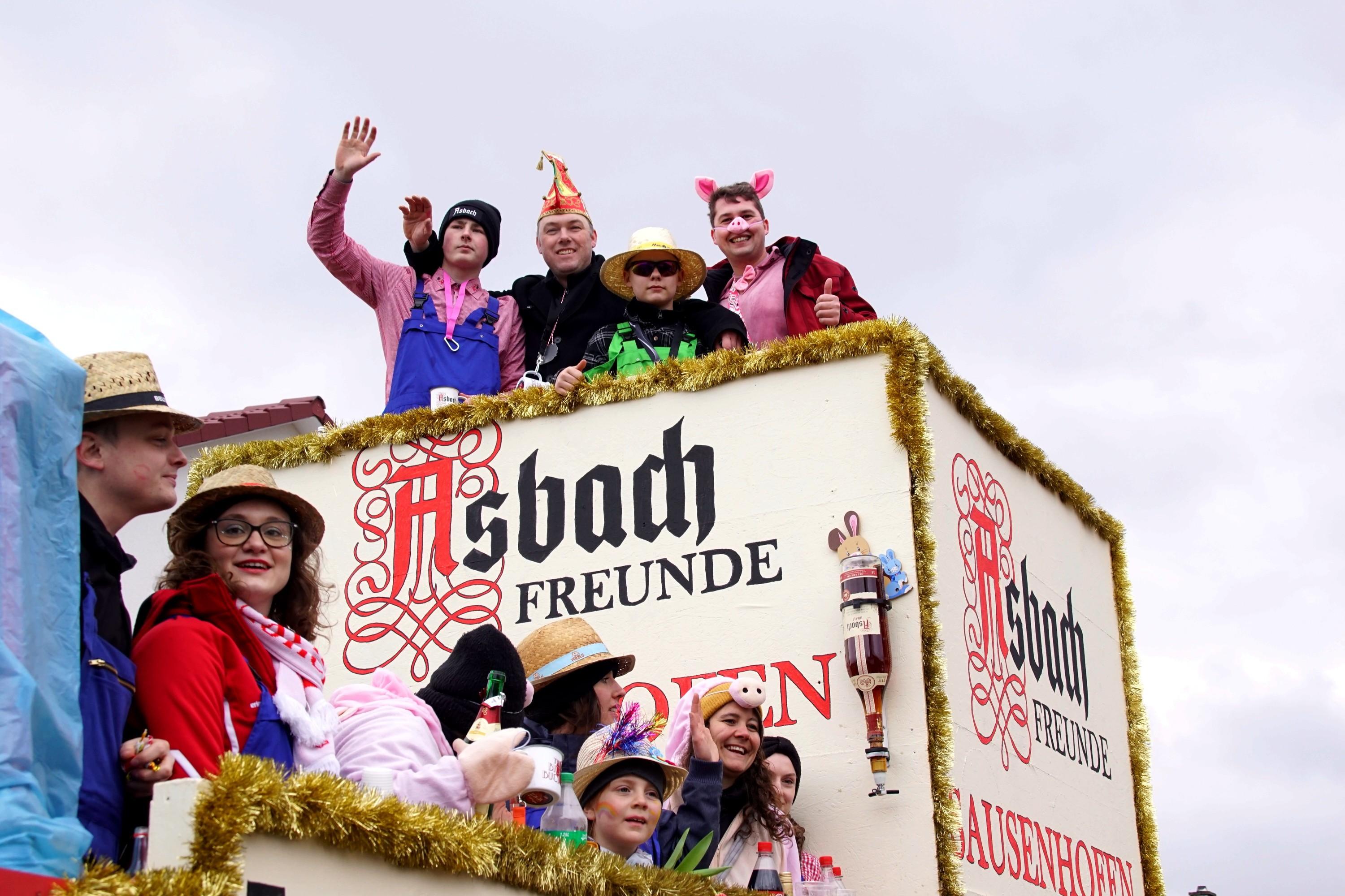 So feiern sich die Narren beim größten Umzug in Westmittelfranken.