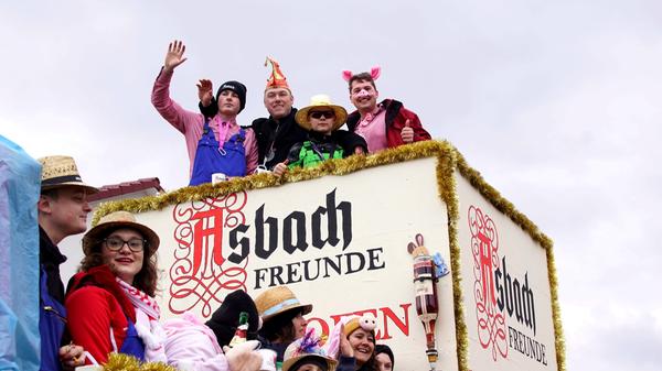 So feiern sich die Narren beim größten Umzug in Westmittelfranken.