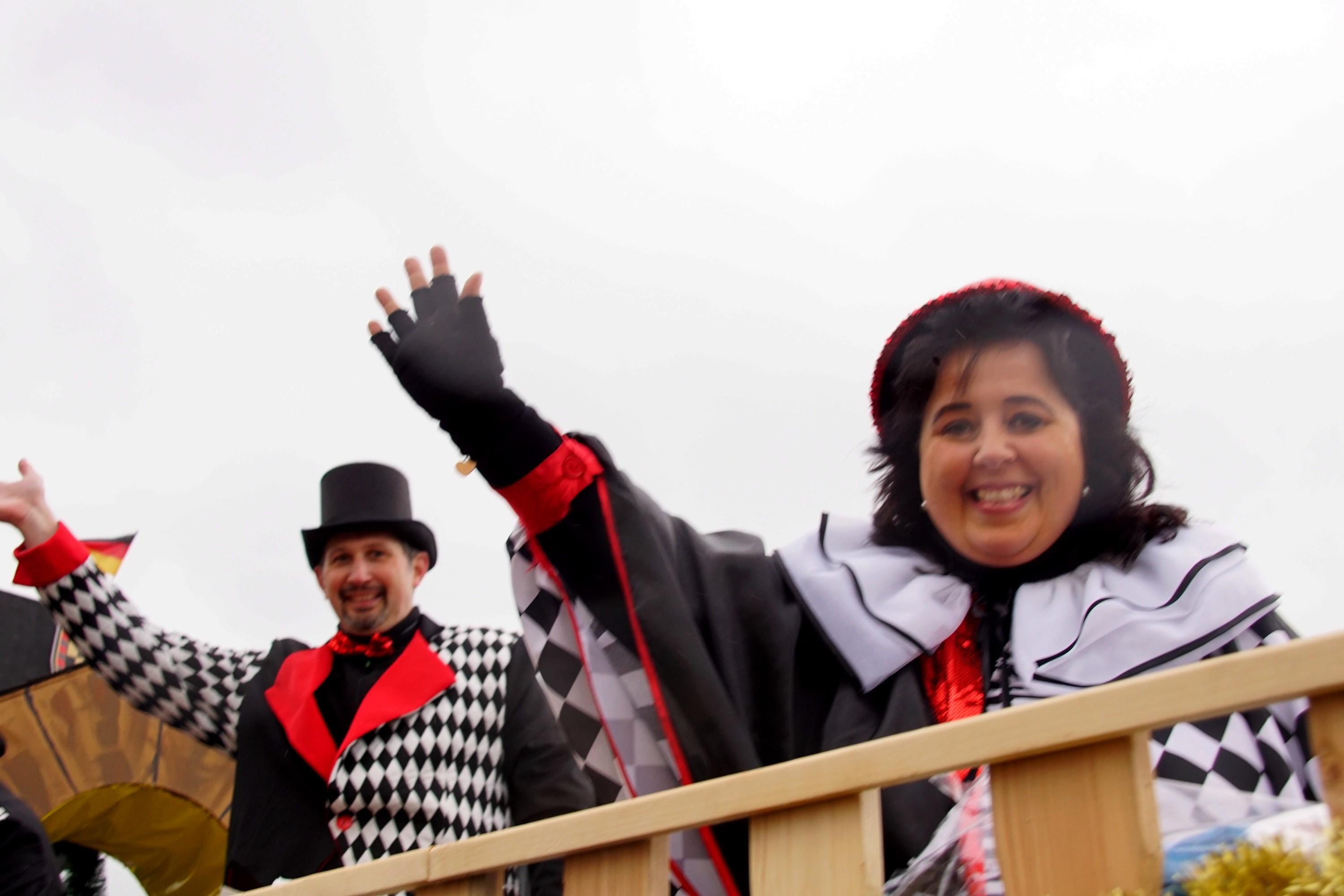 So feiern sich die Narren beim größten Umzug in Westmittelfranken.