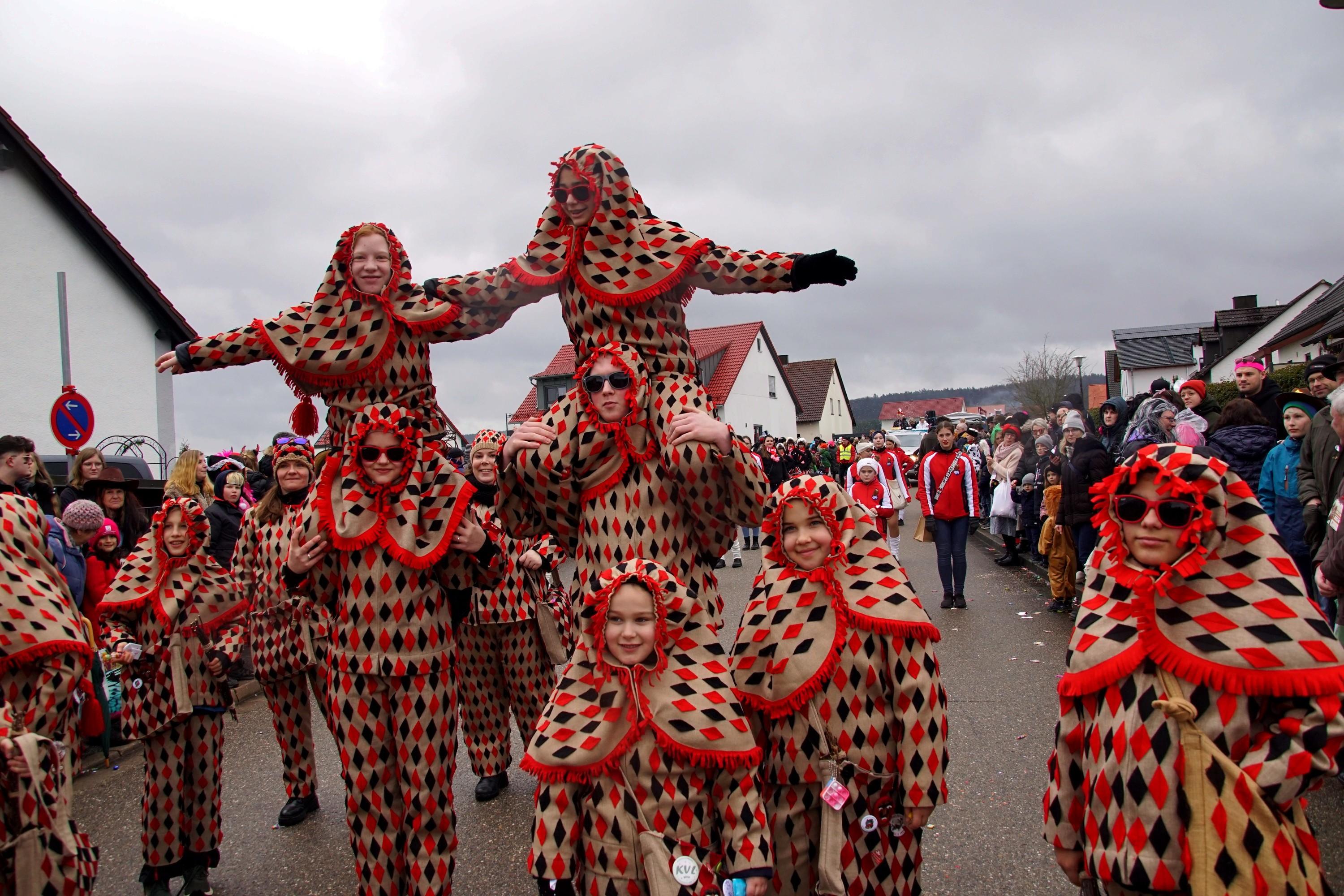 So feiern sich die Narren beim größten Umzug in Westmittelfranken.