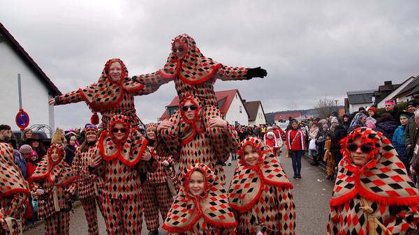 So feiern sich die Narren beim größten Umzug in Westmittelfranken.