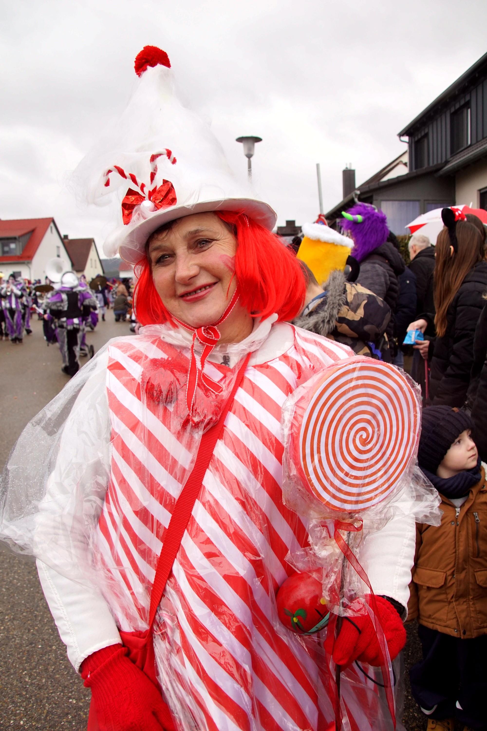 So feiern sich die Narren beim größten Umzug in Westmittelfranken.
