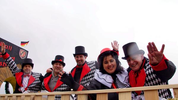 So feiern sich die Narren beim größten Umzug in Westmittelfranken.