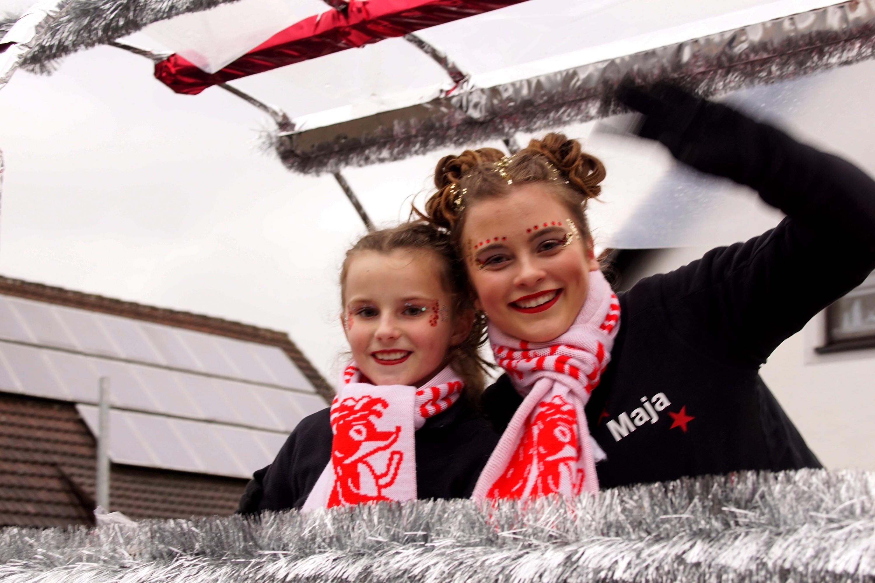 So feiern sich die Narren beim größten Umzug in Westmittelfranken.