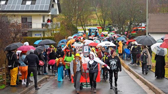 Bunt im Regen: Die Faschingsfans in Engelmannsreuth haben beim Umzug kräftig gefeiert