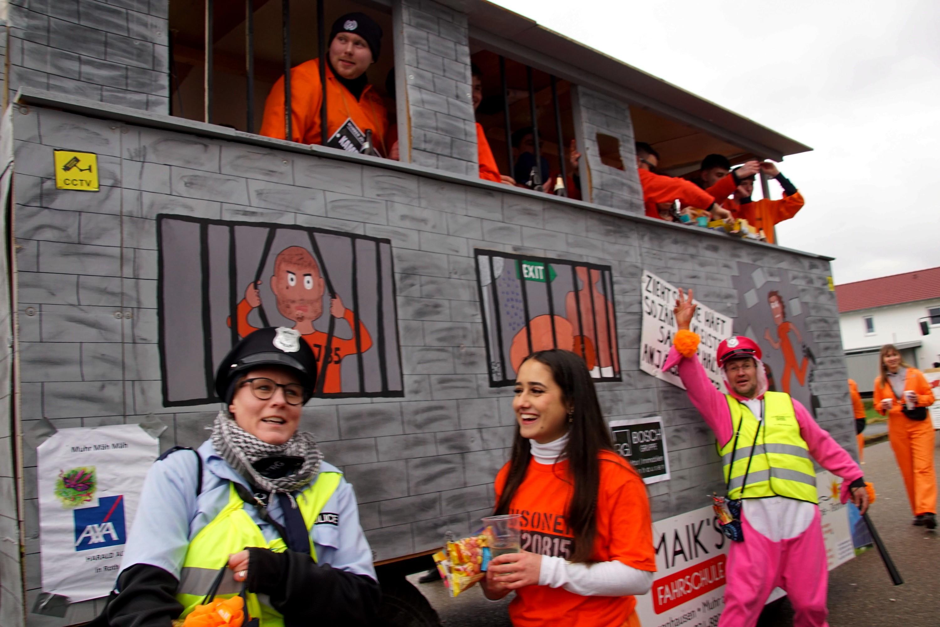 So feiern sich die Narren beim größten Umzug in Westmittelfranken.