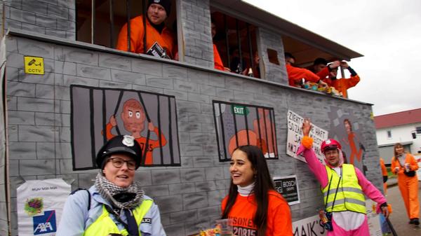 So feiern sich die Narren beim größten Umzug in Westmittelfranken.