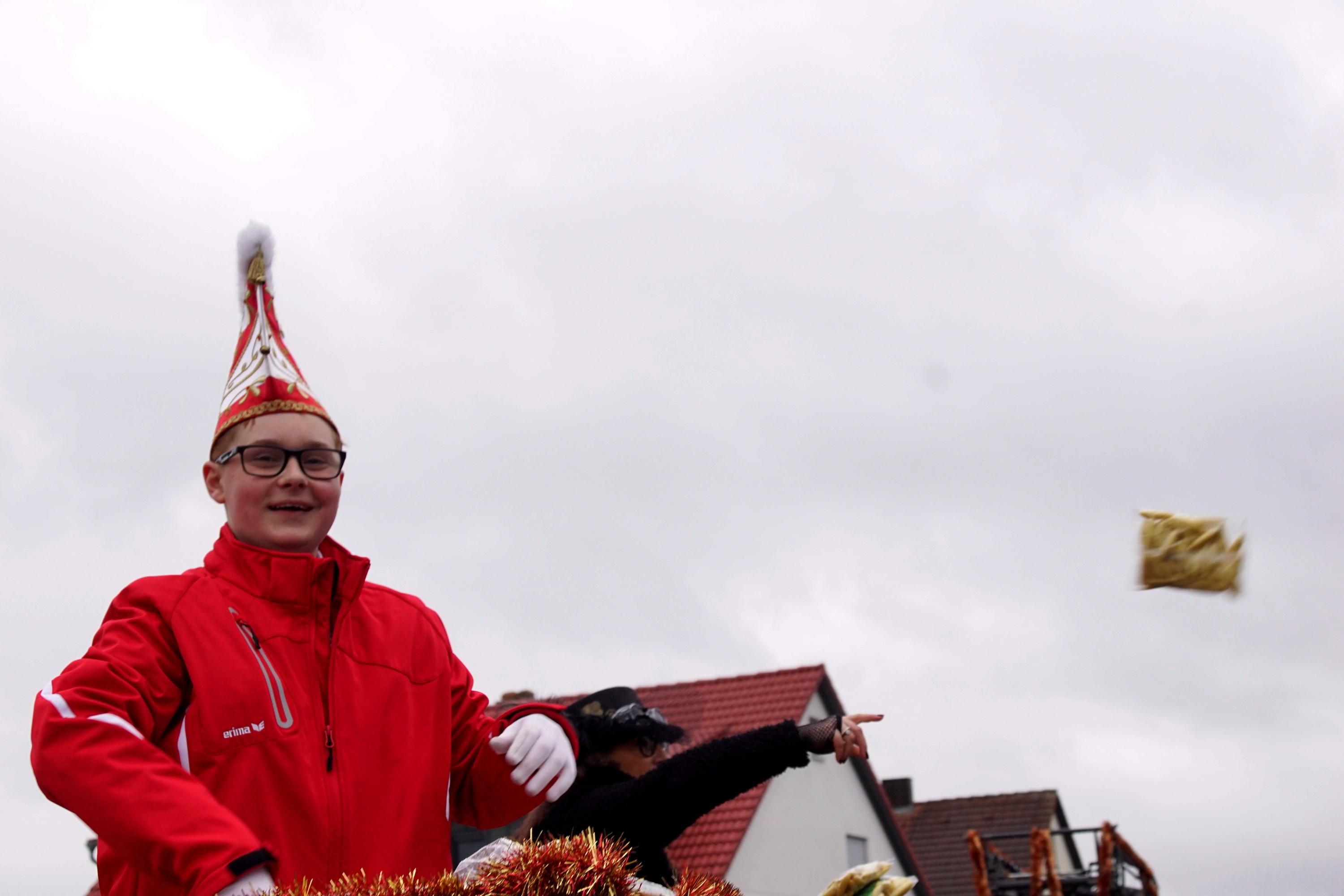 So feiern sich die Narren beim größten Umzug in Westmittelfranken.