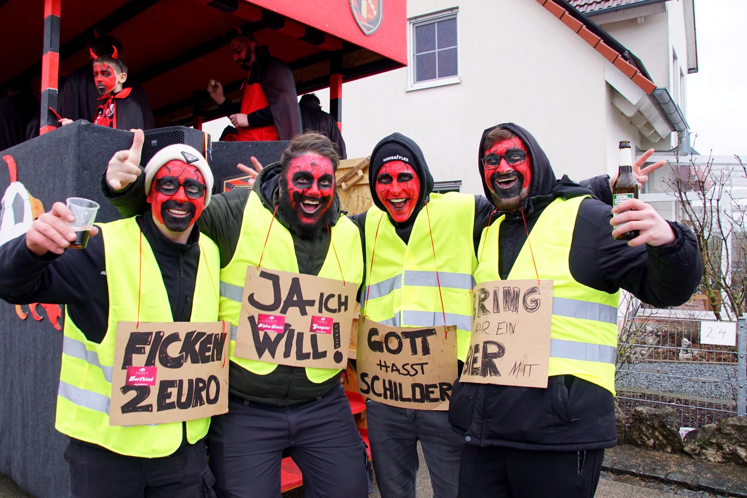 So feiern sich die Narren beim größten Umzug in Westmittelfranken.
