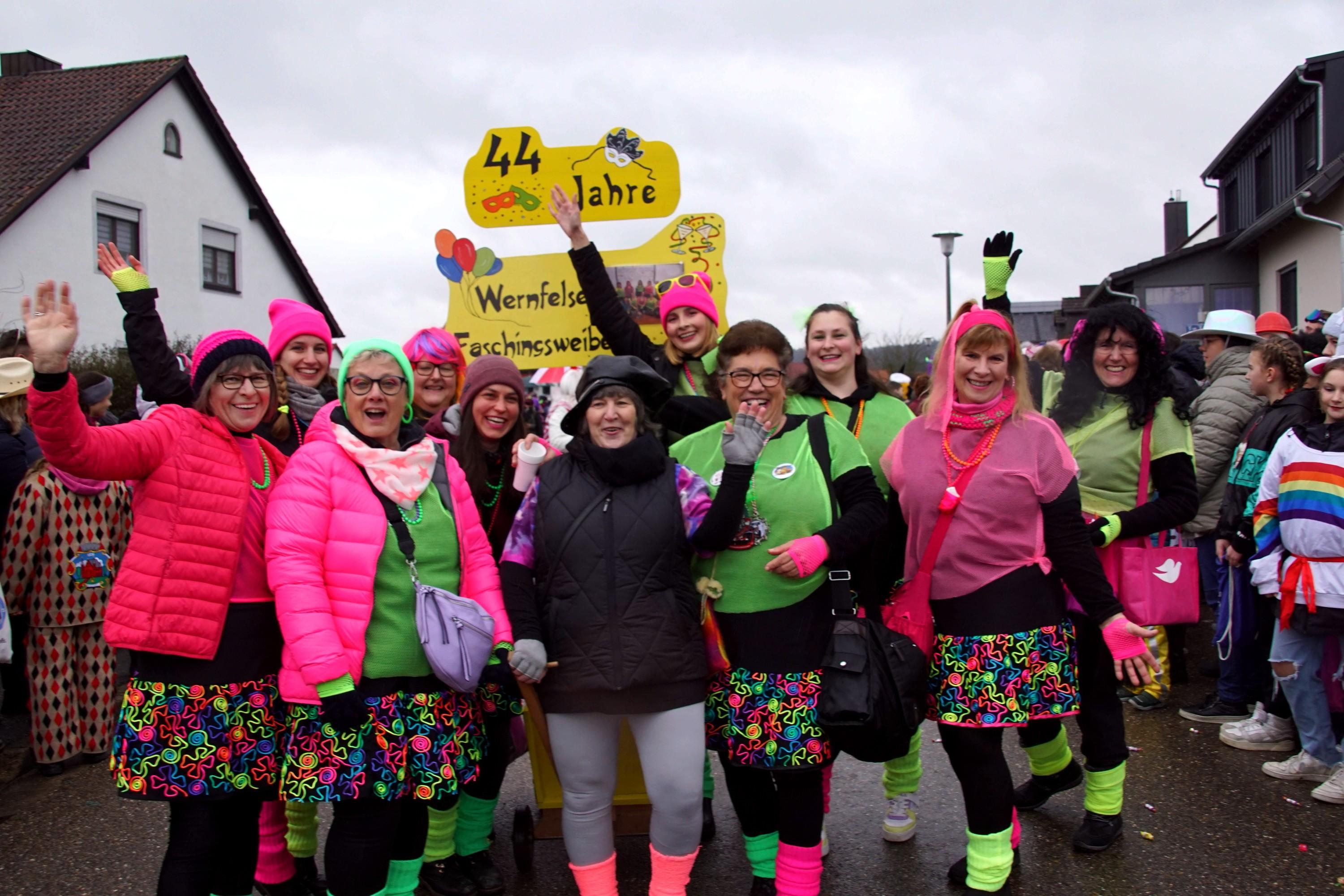 So feiern sich die Narren beim größten Umzug in Westmittelfranken.