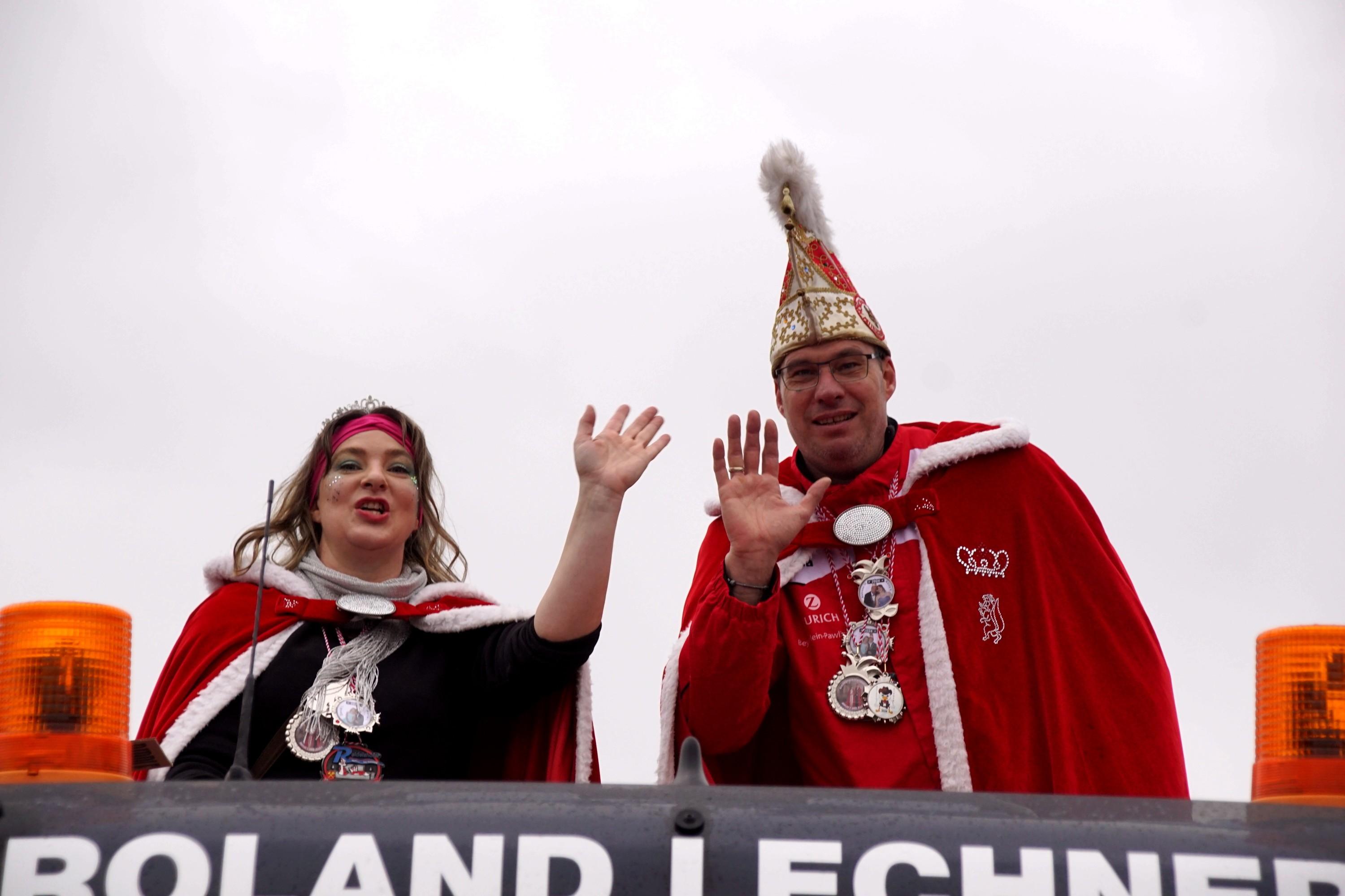 So feiern sich die Narren beim größten Umzug in Westmittelfranken.