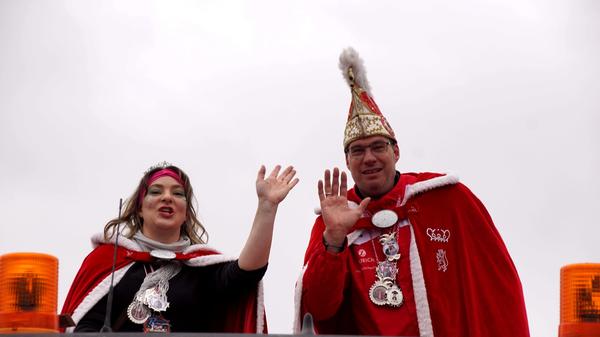 So feiern sich die Narren beim größten Umzug in Westmittelfranken.