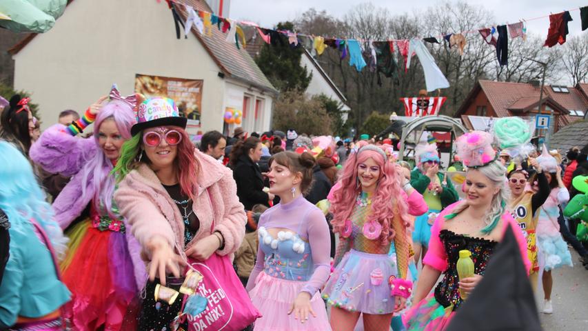 Kallbunt und mit aufwändigen Kostümen  präsentierte sich die Fußgruppe der „Candy Girls“ beim Mischelbacher Faschingsumzug. 