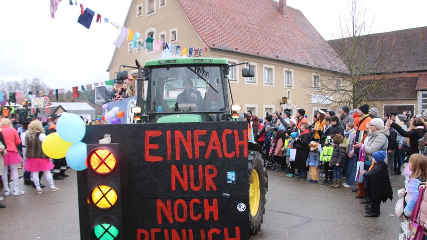 Wo ein Traktor ist, da darf die Ampel-Kritik nicht fehlen. Auch in Mischelbach gab es ein bisschen große Politik-Satire. 
