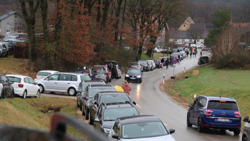Einmal im Jahr ist in Mischelbach Ausnahmesituation. Dann kommen Hunderte von Besuchern in das kleine Dorf, um sich den Faschingumzug anzusehen. Das erfordert einige Kreativität beim Parken.