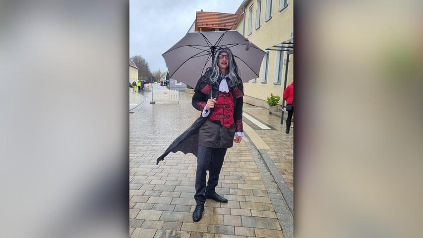 Graf Dracula suchte aufgrund des Dauerregens Schutz unter einem Schirm. Anders als in der Erzählung ist er auf unserem Foto sichtbar.