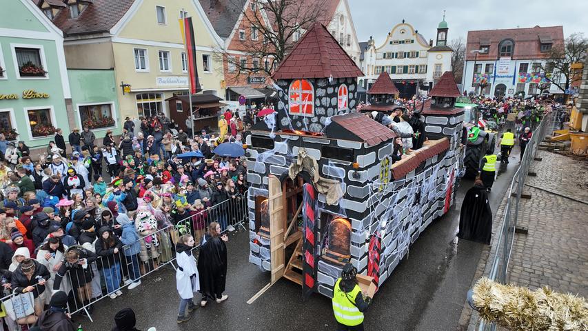 80 Wagen und Tausende Narren: Allersberg feiert Fasching - und hier sind die Bilder!