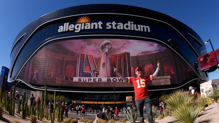 Super Bowl LVIII - da stand das "LV" schon im Namen: Das Mega-Event fand in diesem Jahr im 2020 eröffneten Allegiant-Stadium in Las Vegas, Nevada, statt. Tickets sollen im Durchschnitt saftige 5.000 US-Dollar gekostet haben.