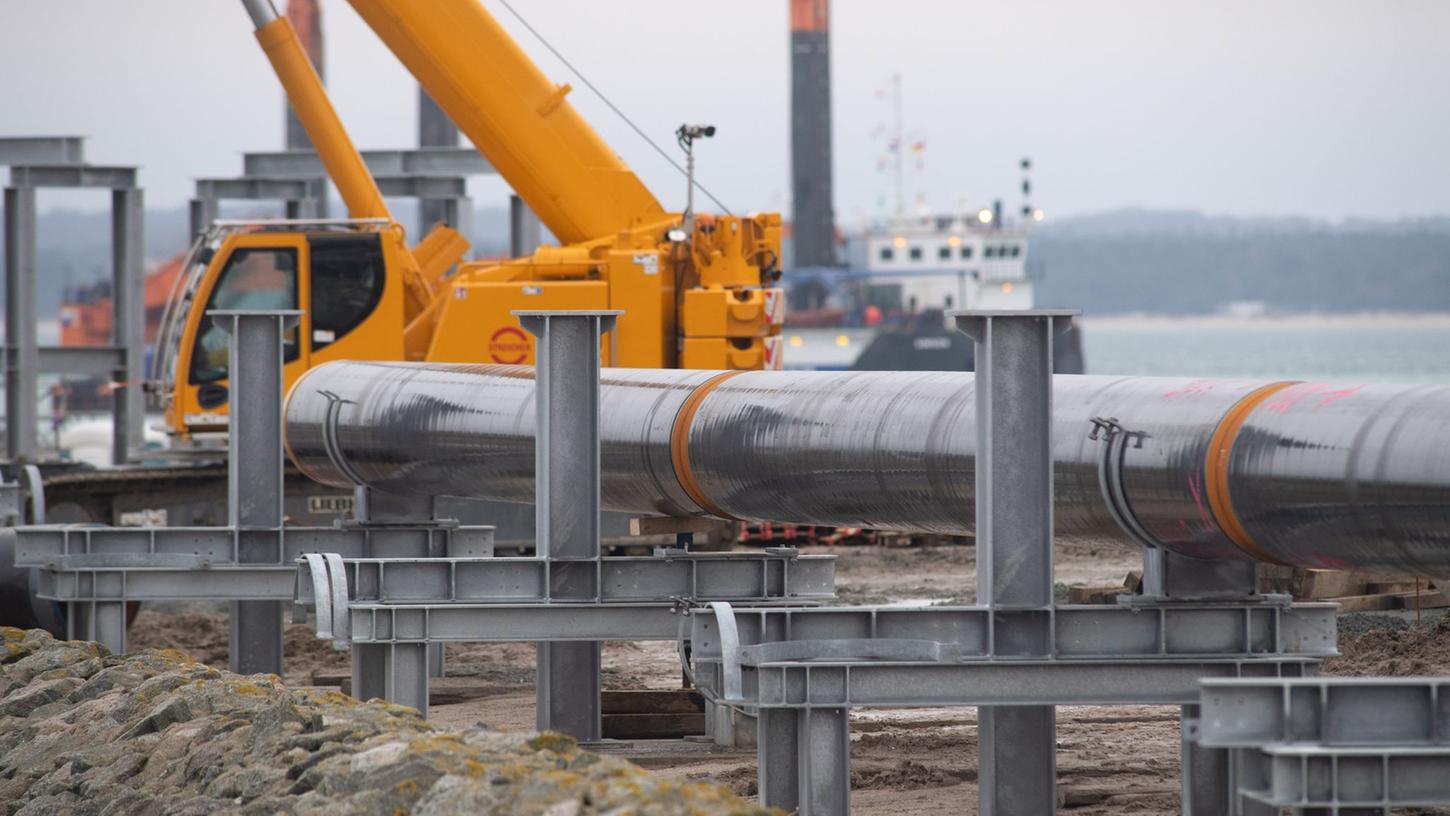 Seit Beginn des russischen Angriffs auf die Ukraine werden in Deutschland vermehrt LNG-Terminals gebaut - wie hier in Sassnitz auf Rügen. IEA-Chef Birol lobt die schnelle Wende der deutschen Energiepolitik.