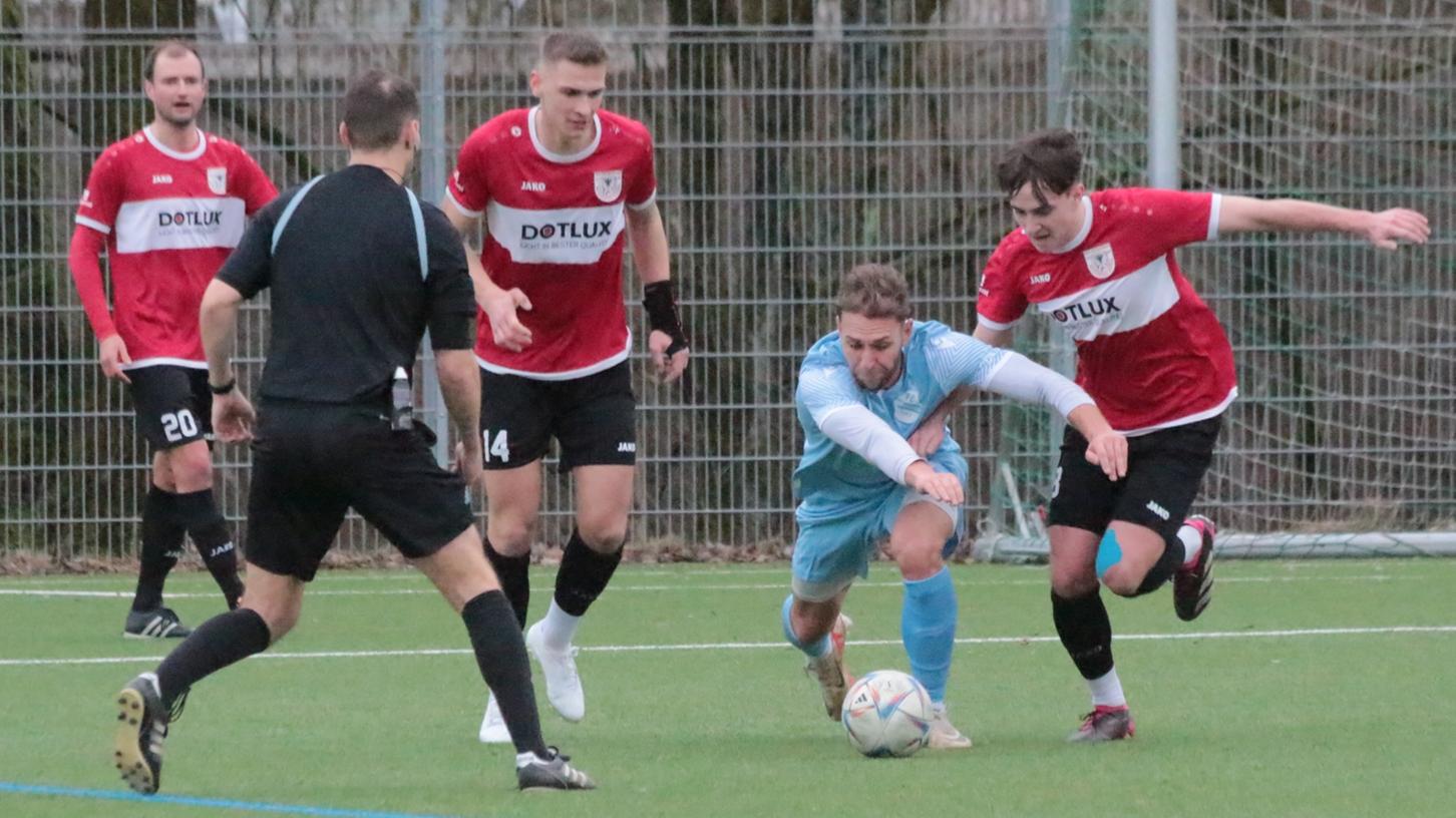 Philipp Schwarz (rechts) hat sich beim TSV 1860 Weißenburg nach längerer Verletzungspause zurückgemeldet. Beim Spiel auf dem Eichstätter Kunstrasenplatz erzielte er das 1:0 gegen den FC Ehekirchen.  
