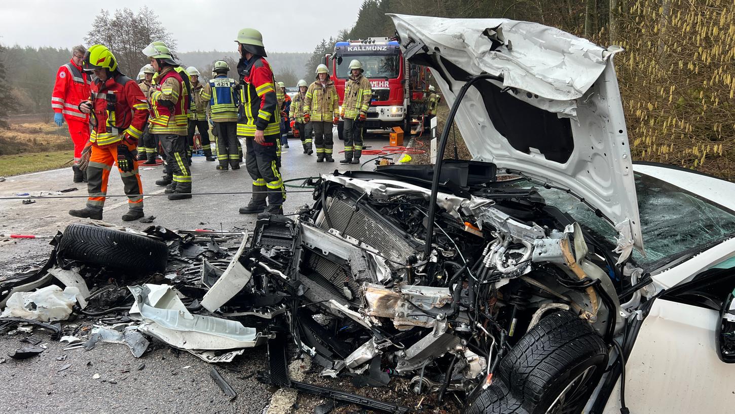 Am Montagmorgen ist es auf der Staatsstraße 2234 bei Hohenfeld im oberpfälzischen Landkreis Neumarkt zu einem schweren Unfall gekommen.