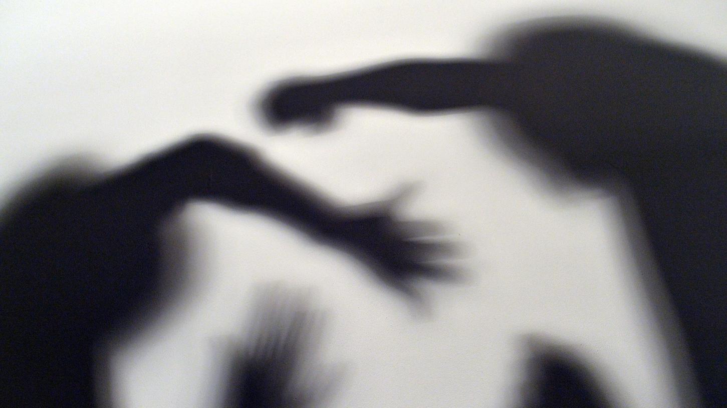 Ein Mann ist in Ansbach auf seine Frau losgegangen und hat sie mit Schlägen verletzt (Symbolbild). Ein Mann ist in Ansbach auf seine Frau losgegangen und hat sie mit Schlägen verletzt (Symbolbild).