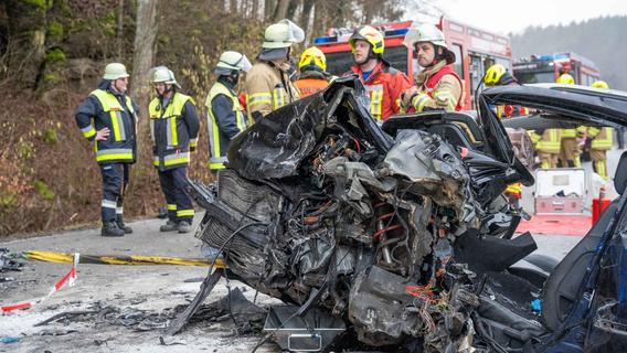 Frontalcrash bei Hohenfels: Feuerwehr befreit Schwerverletzte aus Opel-Wrack