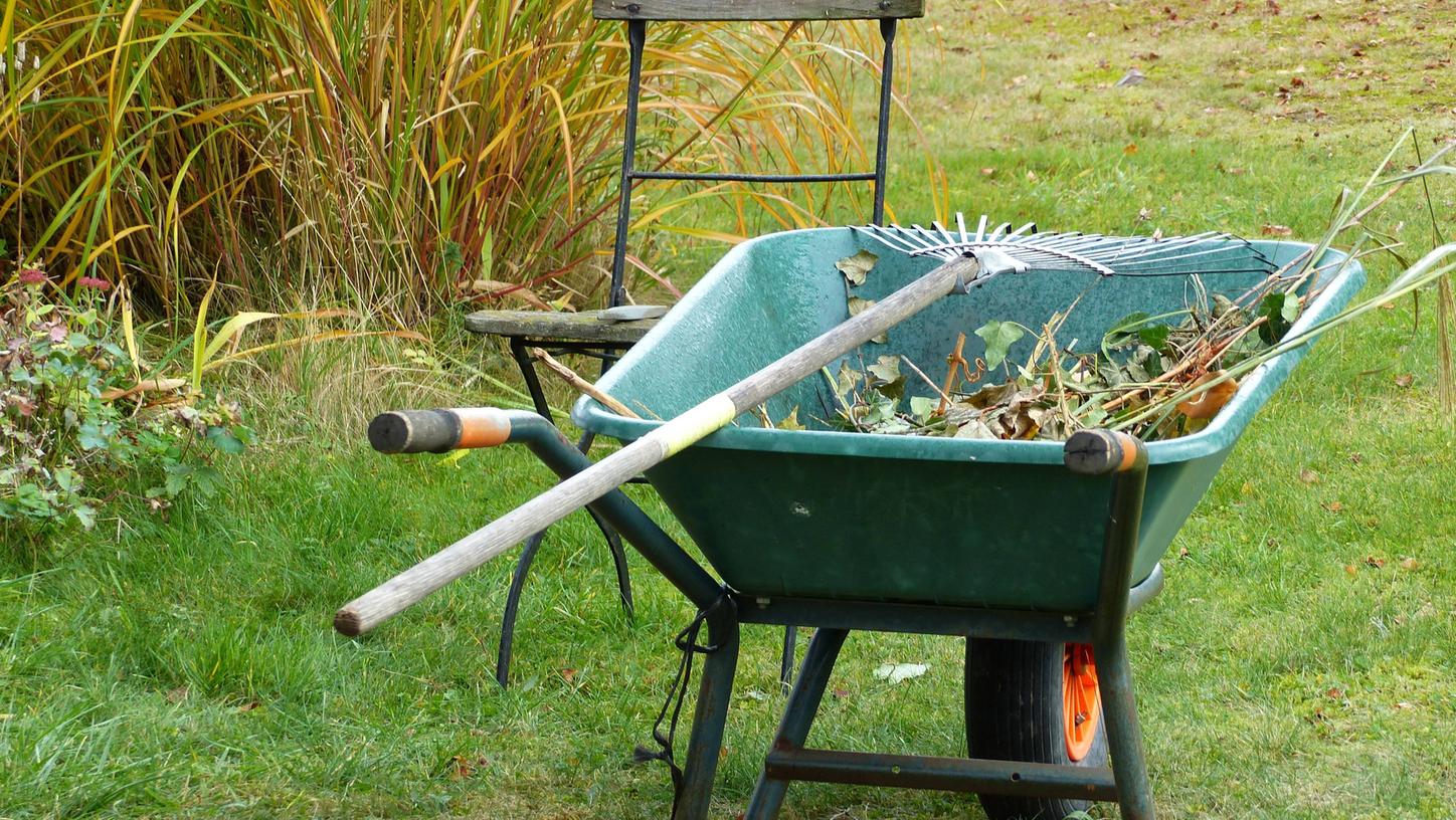 Gartenarbeit kann viel Spaß machen, aber auch bei der Entsorgung muss man einiges beachten. Gartenarbeit kann viel Spaß machen, aber auch bei der Entsorgung muss man einiges beachten.