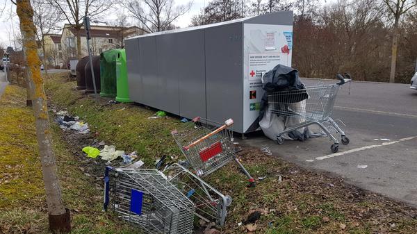Illegale Müllablagerungen an Müll- und Kleidungscontainern beim Kaufland und dem Kolpinghaus in Neumarkt.