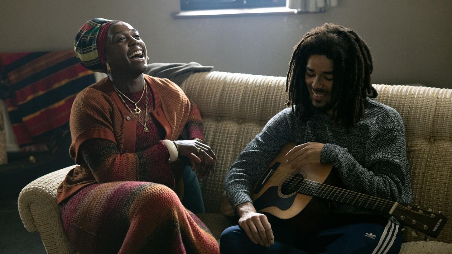 Lashana Lynch als Rita Marley und Kingsley Ben-Adir als Bob Marley in einer Szene des Films "Bob Marley: One Love".
