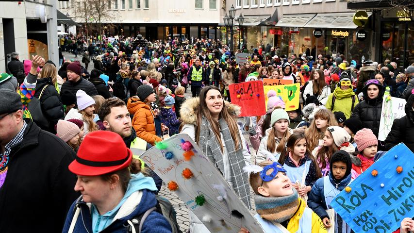 Zuckersüße Bilder: 7000 Menschen kommen - so feierte Nürnberg den Kinderfasching