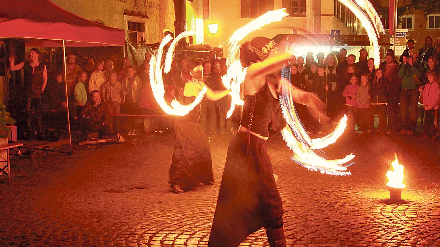 Feuershow vertreibt Regen: Bei der „Nacht der Gaukler“ in Pappenheim konnten die Besucher erst beim Auftritt der Gruppe „Domini Ignis“ ihre Schirme einklappen Feuershow vertreibt Regen: Bei der „Nacht der Gaukler“ in Pappenheim konnten die Besucher erst beim Auftritt der Gruppe „Domini Ignis“ ihre Schirme einklappen