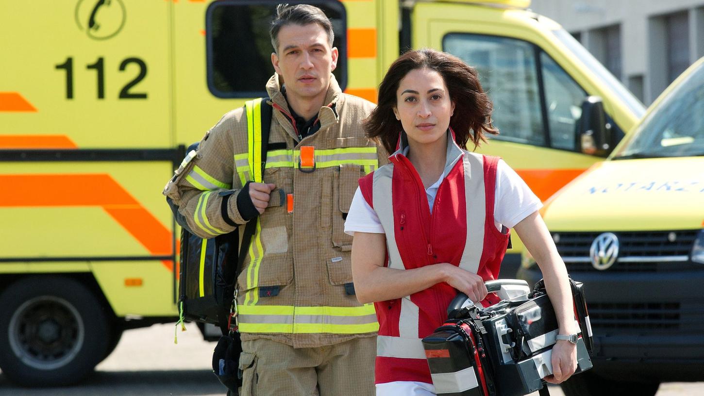 Sabrina Amali (r.) als Notärztin Dr. Nina Haddad und Max Hemmersdorfer (l.) als Feuerwehrmann Markus Probst in einer Szene aus "Die Notärztin".