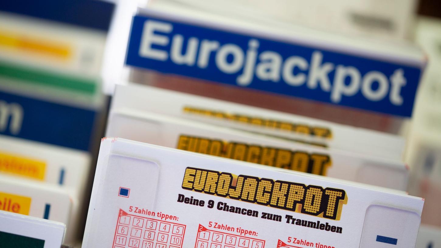 Lottoscheine mit der Aufschrift "Euro Jackpot" liegen in einer Lotto-Annahmestelle.