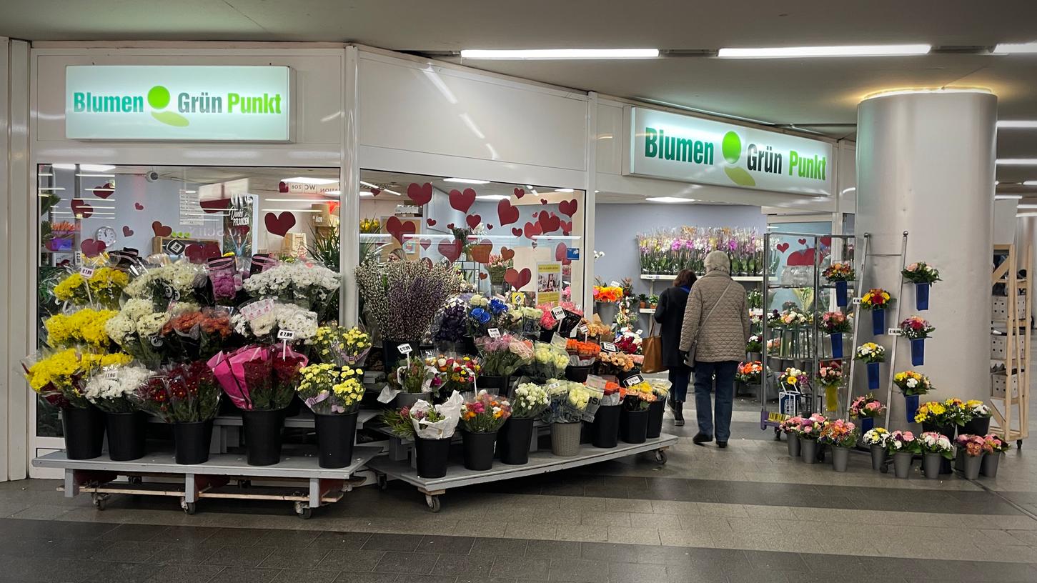 Im Blumen Grün Punkt am Hauptbahnhof stehen am 13. Februar Rosen hoch im Kurs. 