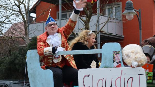 Das frisch gekrönte Prinzenpaar Claudia I. (Claudia Reif) und Henry I. (Henry Einsiedel) bildete die Spitze des Rosenmontagzugs.