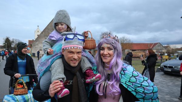 Als Meerjungfrauen und Taucher verkleidet zog die Kinderturnen-Gruppe durch die Straßen von Muhr am See.