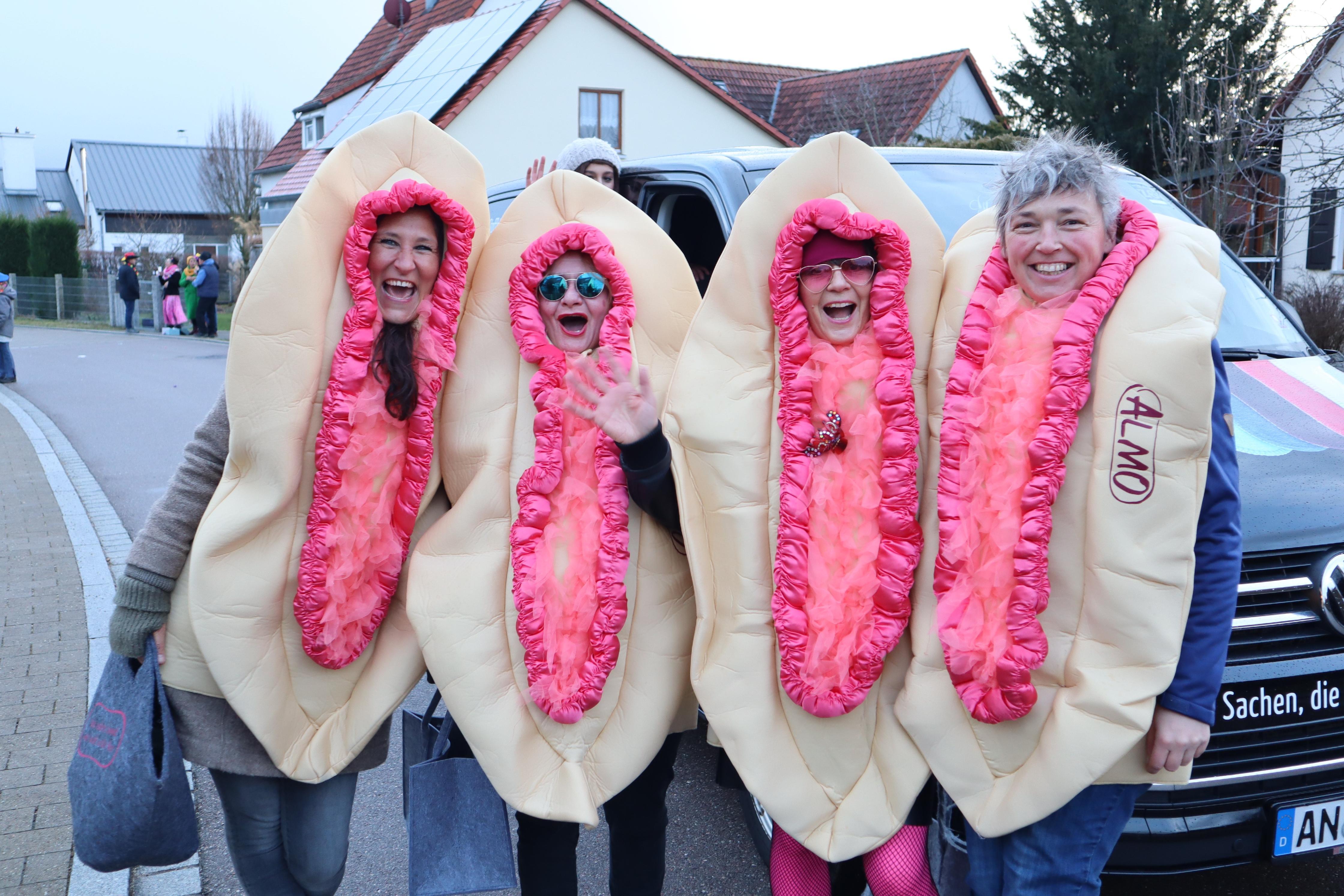 Auch der lokale Einzelhandel, wie zum Beispiel der Menstruationsladen Almo, war mit von der Partie und sorgte mit seinen Kostümen sehr für Erheiterung bei den Schaulustigen.