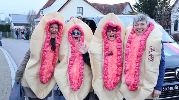 Auch der lokale Einzelhandel, wie zum Beispiel der Menstruationsladen Almo, war mit von der Partie und sorgte mit seinen Kostümen sehr für Erheiterung bei den Schaulustigen.