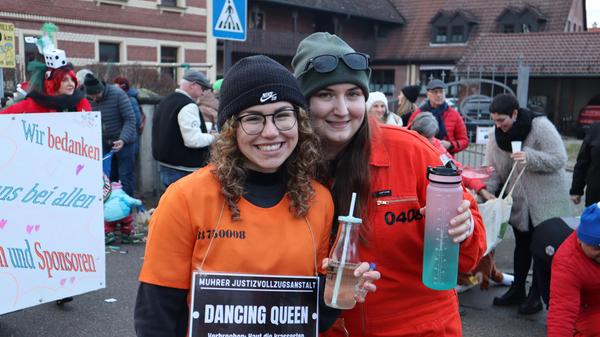 Auch die Jungs und Mädels der Muhrer Dorfjugend legten sich bei ihrem Wagen mit dem Thema „Jugendvollzugsanstalt“ voll ins Zeug.