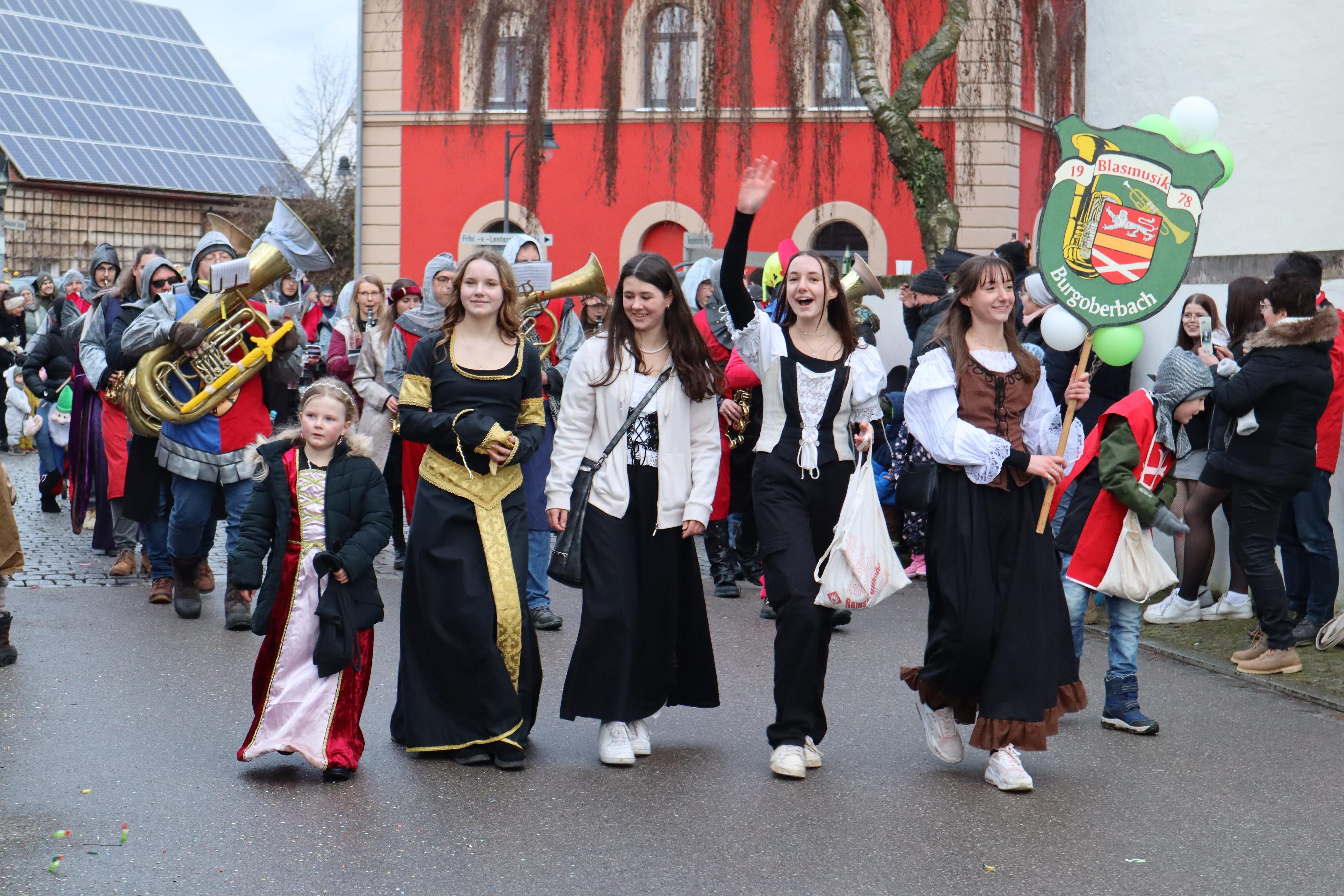 Als Burgfräulein und Ritter war die Blasmusik Burgoberbach unterwegs und sorgte für die musikalische Untermalung des Zugs.