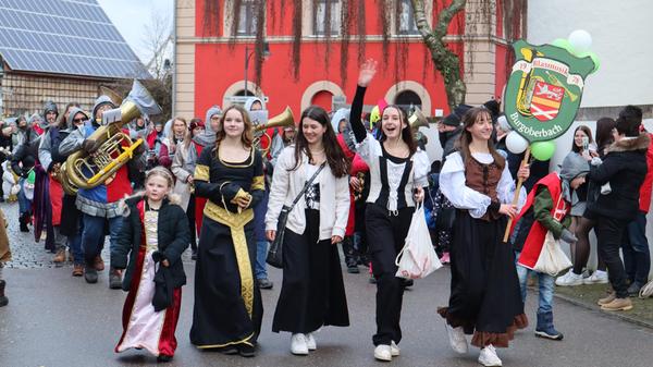 Als Burgfräulein und Ritter war die Blasmusik Burgoberbach unterwegs und sorgte für die musikalische Untermalung des Zugs.