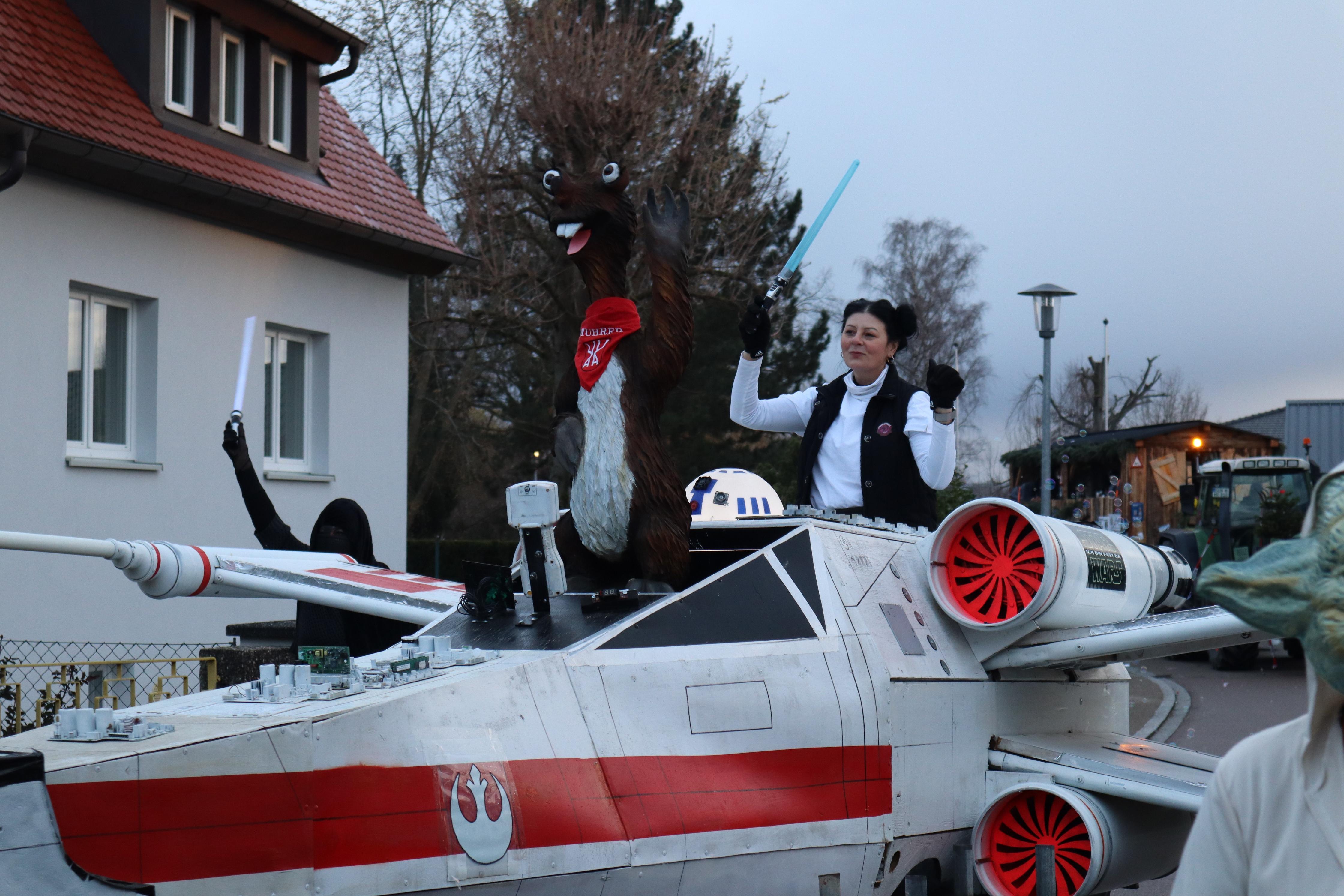 Der 2. Vorsitzende der Muhrer Faschings-Gaudi, Herrmann Rüger, hauchte seinem beeindruckenden Star Wars-Raumschiff wieder Leben ein und begeisterte damit erneut die Zuschauerinnen und Zuschauer.