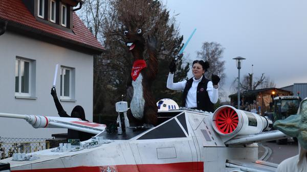 Der 2. Vorsitzende der Muhrer Faschings-Gaudi, Herrmann Rüger, hauchte seinem beeindruckenden Star Wars-Raumschiff wieder Leben ein und begeisterte damit erneut die Zuschauerinnen und Zuschauer.