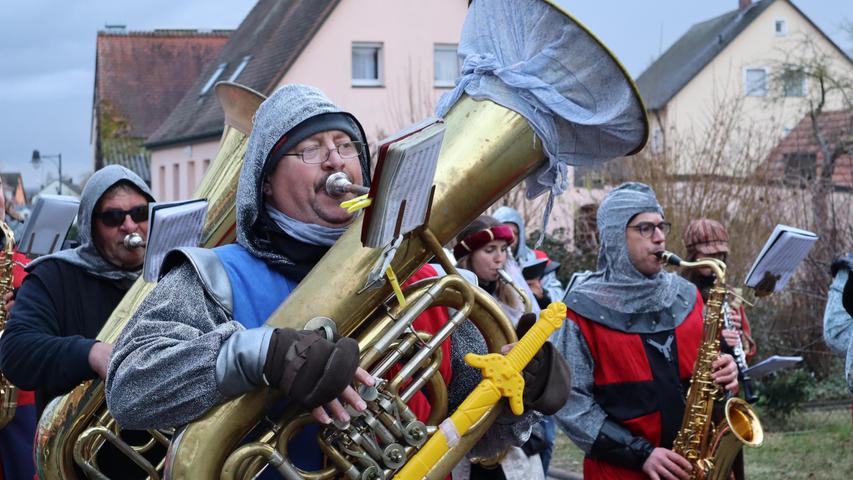 Als Burgfräulein und Ritter war die Blasmusik Burgoberbach unterwegs und sorgte für die musikalische Untermalung des Zugs.
