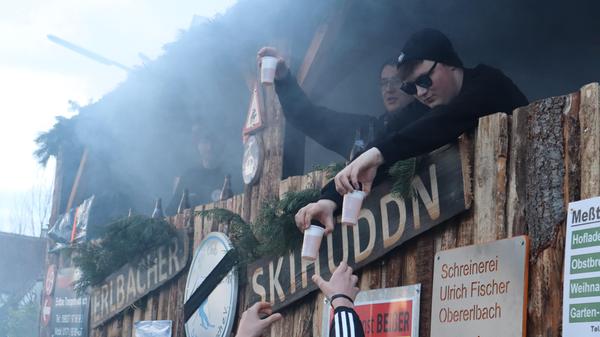 Die Hauendorfer und Biederbacher Jugend hatten mit ihren hölzernen Ski-Hütten mit Sicherheit die größten Umzugswägen.