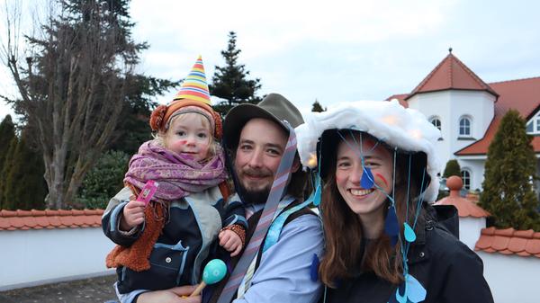 Aber nicht nur die Närrinnen und Narren, sondern auch die Zuschauer warfen sich für den Umzug in kreative Kostüme.