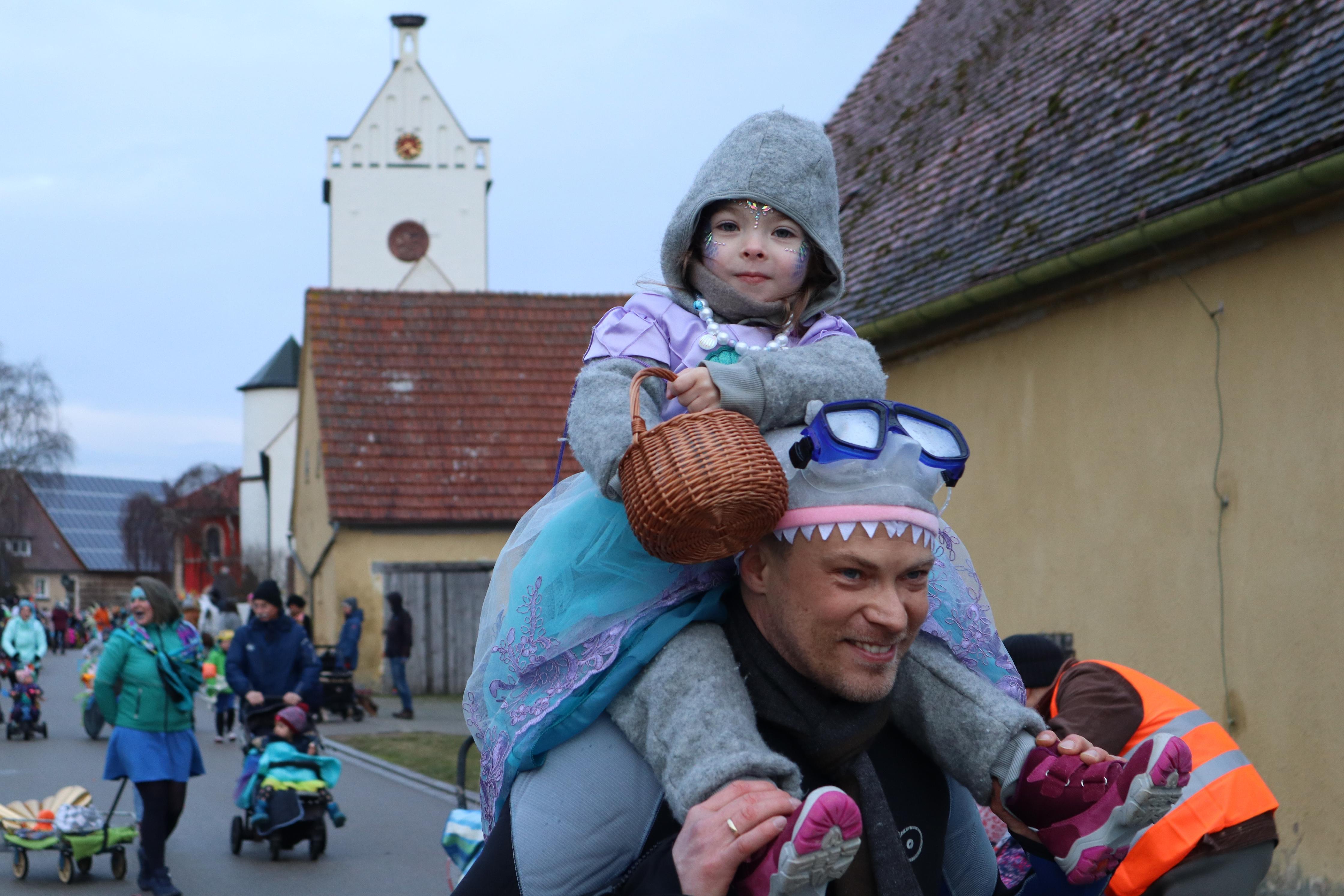 Aber nicht nur die Närrinnen und Narren, sondern auch die Zuschauer warfen sich für den Umzug in kreative Kostüme.