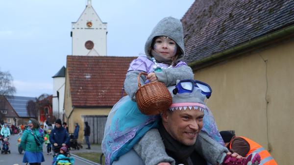Aber nicht nur die Närrinnen und Narren, sondern auch die Zuschauer warfen sich für den Umzug in kreative Kostüme.