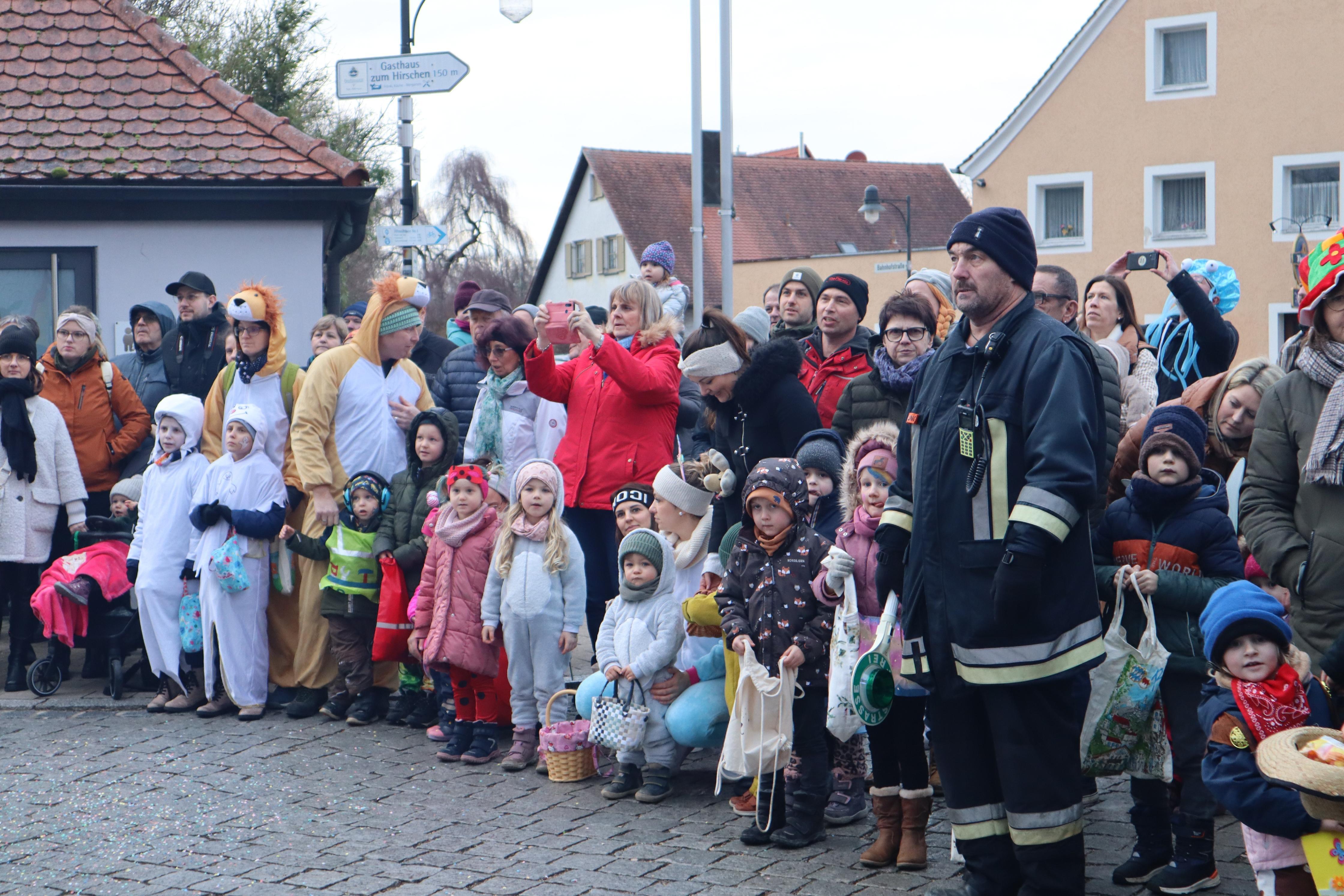 Aber nicht nur die Närrinnen und Narren, sondern auch die Zuschauer warfen sich für den Umzug in kreative Kostüme.